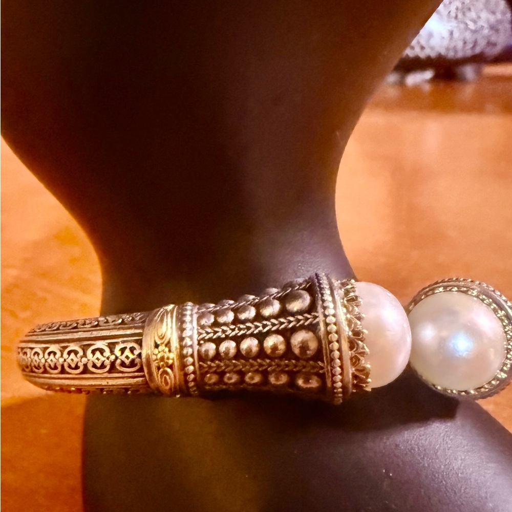 Temporary Sale!!!!!!
Elegant Silver and Gold Pearl Cuff Bracelet - Picture 5 of 10